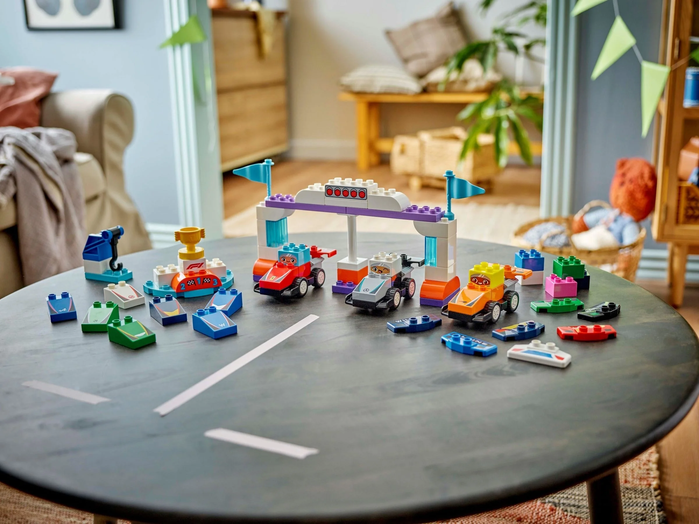 F1® Team Rennautos mit Rennfahrern - Thumbnail 3