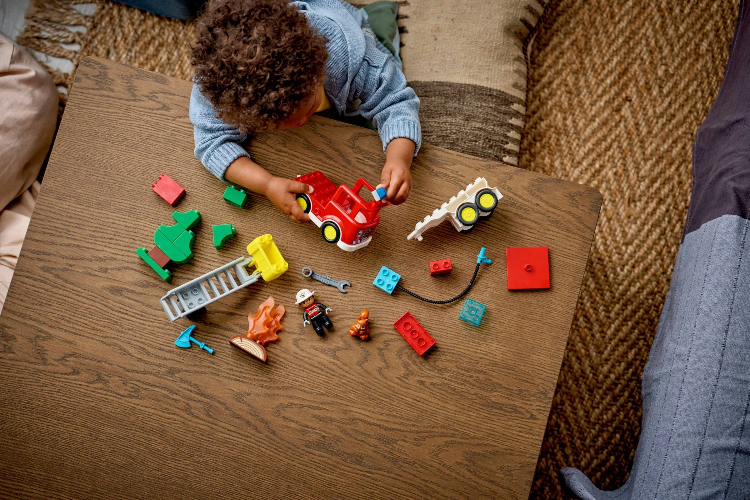 Löschauto mit Schlauch und Feuerwehrmann - Thumbnail 2