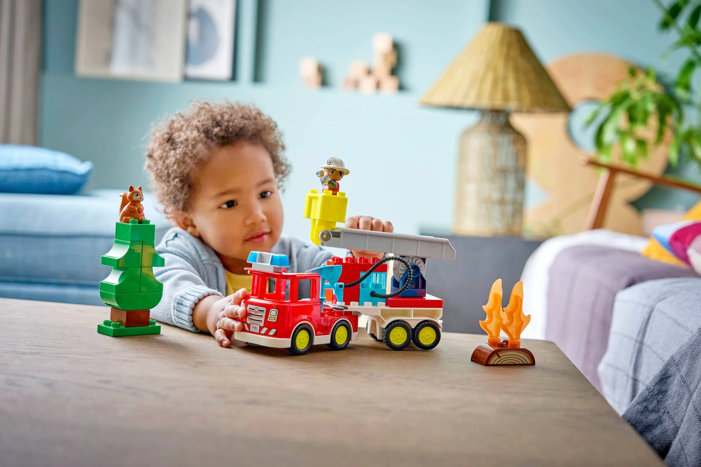 Löschauto mit Schlauch und Feuerwehrmann - Thumbnail 7