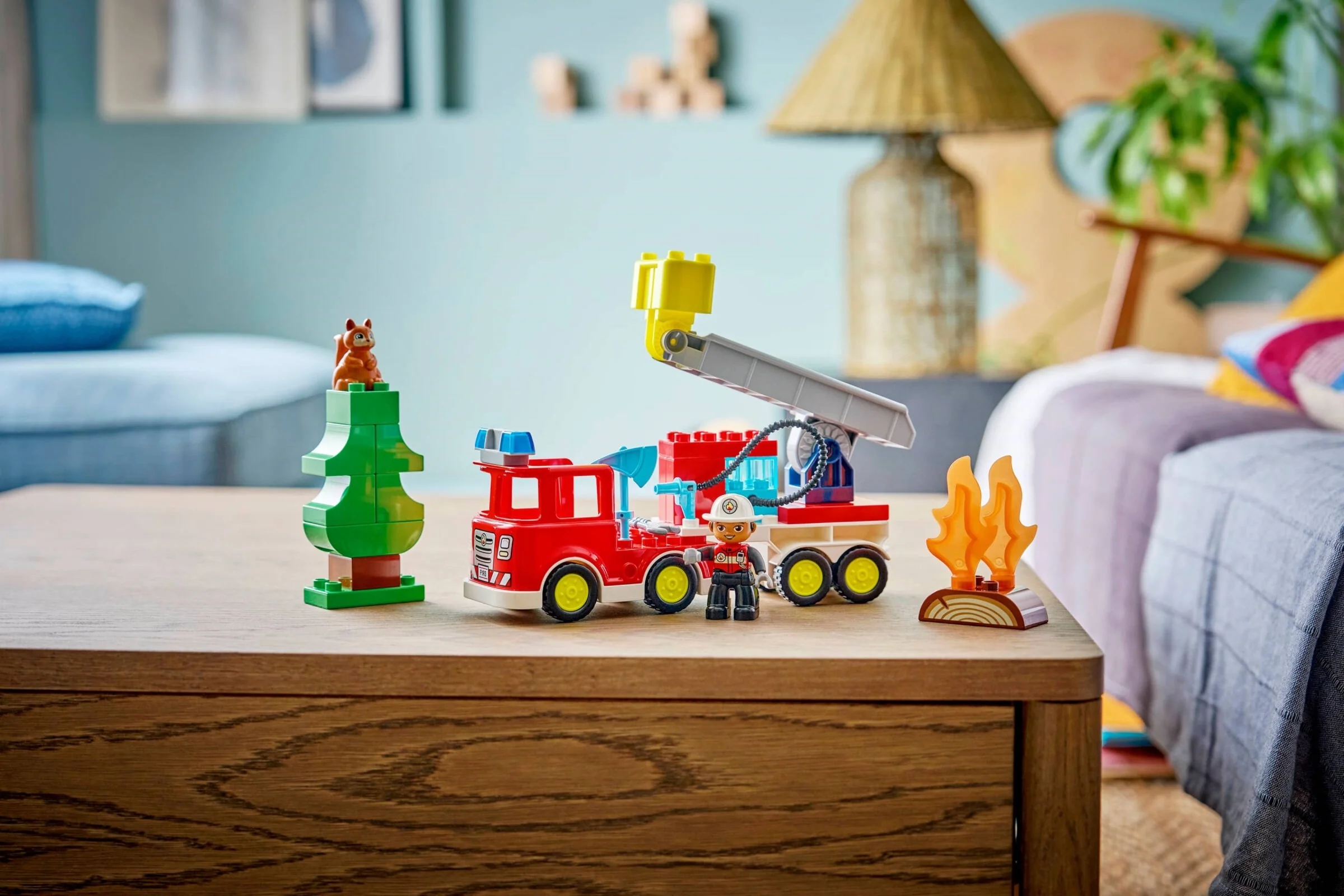 Löschauto mit Schlauch und Feuerwehrmann - Thumbnail 10